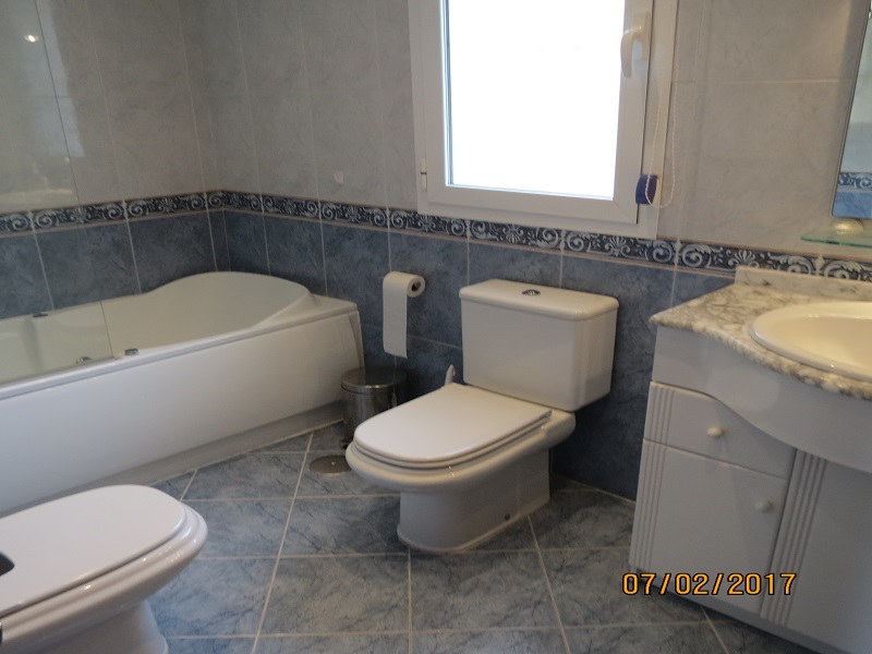 Ensuite with jacuzzi bath